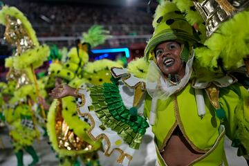 Estos días la ciudad brasileña se viste de gala para disfrutar del Carnaval 2023. Bailes, desfiles, samba... llenan de color la ciudad ciudad costera de Brasil, famosa por sus playas de Copacabana e Ipanema, la estatua del Cristo Redentor sobre el cerro del Corcovado y el morro Pan de Azúcar.