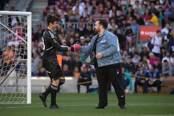 BARCELONA, 26/03/2023.- El streamer Ibai Llanos (d) momentos antes de las finales de la Kings League, una competición de Fútbol 7 que se transmite en su totalidad por 'streaming' que se celebra este domingo en el Spotify Camp Nou con 90.000 espectadores. EFE/ Marta Pérez
