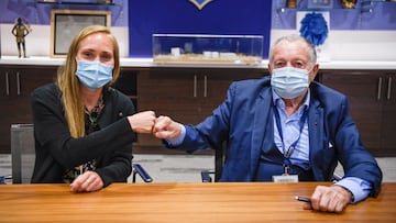 Janice Cayman firma su ampliación de contrato junto al presidente del Lyon, Jean-Michel Aulas.