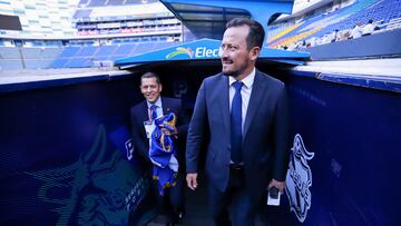 Javier Salinas ingresa al estadio de Puebla, el Cuauhtémoc.