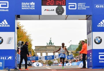 Dos segundos separaron a Bekele de una gloria eterna. También en Berlín, el etíope acarició el récord y se observó en su imponente llegada a meta como observaba el cronómetro. Después de más de 42 kilómetros, solo le faltó poco más de una zancada para destronar el trono de Kipchoge.