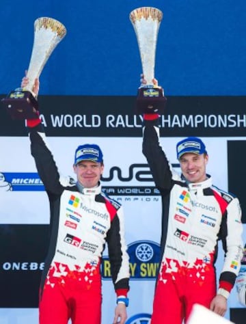 Jari Matti Latvala y su copiloto Miikka Anttila celebrando la victoria