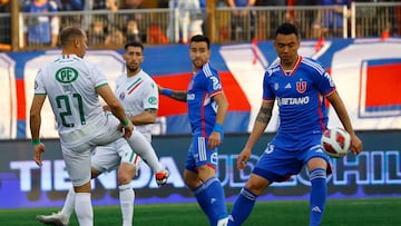 El jugador de Audax Italiano, Marcelo Diaz, juega el balón contra Universidad de Chile durante el partido de Primera División realizado en el estadio Santa Laura.