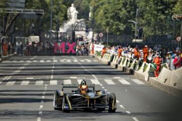 Esteban Gutiérrez 'quemó llanta' de su Fórmula E en Paseo de la Reforma.