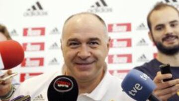 Pablo Laso atiende a los medios.