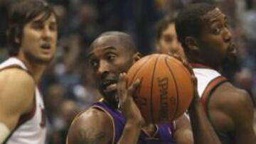 Kobe Bryant se salió ante los Bucks y lideró el triunfo de los Lakers con 31 puntos.