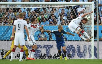 Benedikt Hoewedes remata un saque de esquina al poste izquierdo del portero Sergio Romero.