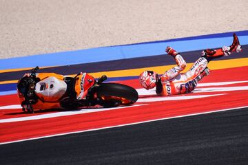 Marc Márquez perdióel control de la moto saliendo de la 8, pero fue una caída limpia. 