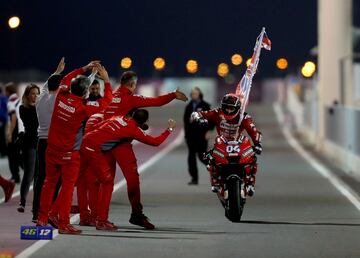 El pilto italiano Andrea Dovizioso celebra la victoria en el Gran Premio de Qatar con su equipo. 