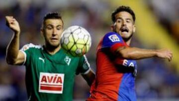 Rubén García con el delantero Borja Ekiza.
