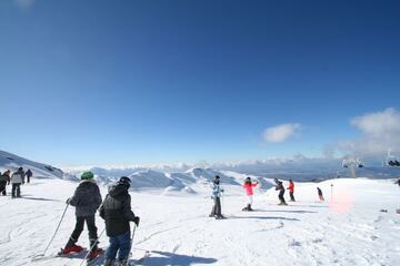 Esquiadores con mascarillas en Sierra Nevada con un aforo limitado a los 6.000 visitantes.