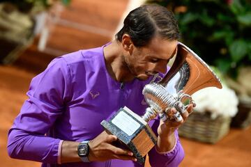 Rafael Nadal besa el trofeo. 