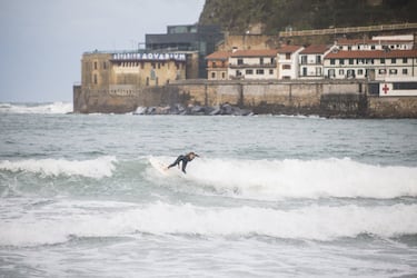 Empezó a surfear de muy pequeña, entrenando junto a su padre. Luego se puso a competir, algo que sigue haciendo a día de hoy. 