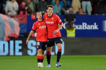 El FC Barcelona cay¨® derrotado 4-2 ante Osasuna en el Estadio El Sadar. El partido comenz¨® con un dominio claro de Osasuna, que se adelant¨® r¨¢pidamente en el marcador con dos goles, obra de Bryan Zaragoza y Ante Budimir, en la primera mitad. El Bar?a intent¨® reaccionar en la segunda parte, con Pau V¨ªctor anotando en el minuto 53, pero Osasuna anot¨® dos goles m¨¢s, Lamine Yamal descontando en el 89, no fue suficiente para evitar la derrota.