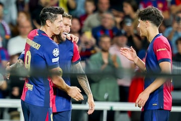 3-0. Íñigo Martínez celebra el gol que marca en el minuto 36 con Robert Lewandowski y Pau Cubarsí.