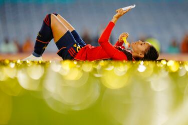 Salma Paralluelo yace en el suelo con su medalla al final de la final de la Copa Mundial Femenina de fútbol entre España e Inglaterra.