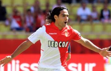 El fútbol francés acogió a Falcao, pero fue el sueldo de 14 millones de euros netos anual fue lo que convenció al delantero de la Selección en quedarse en Mónaco y asegurar su futuro económico. Una lesión en su pierna izquierda lo sacó de toda actividad ocho meses y hasta el día de hoy se trata de recuperar totalmente de sus laceraciones.