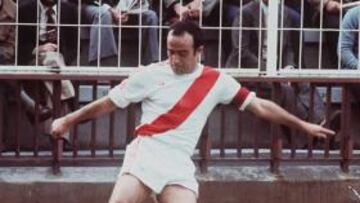 <b>11-12-1975. </b>Felines saca un córner en un partido del Rayo contra el Valencia (3-0) jugado en Vallecas.