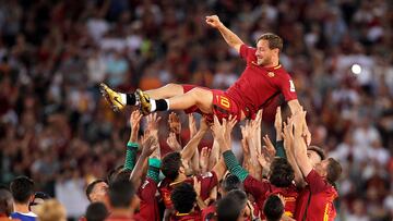 ROME, ITALY - MAY 28: AS Roma players hold up Francesco Totti after his last match after the Serie A match between AS Roma and Genoa CFC at Stadio Olimpico on May 28, 2017 in Rome, Italy. (Photo by Paolo Bruno/Getty Images)