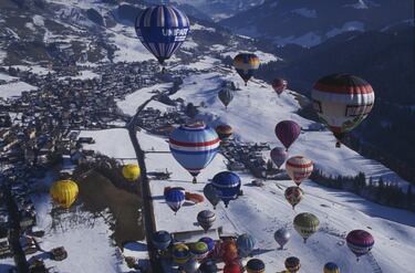 Son muchos los famosos y personalidades de la realeza europea que disfrutan de los alojamientos de lujo de la estación, principalmente de los hoteles y los chalets por no hablar de las tiendas y los restaurantes. 