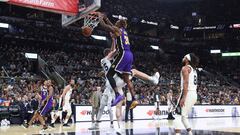 Dwight Howard hace un mate durante el partido entre Los &Aacute;ngeles Lakers y los San Antonio Spurs