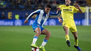 El defensa venezolano del Espanyol, Roberto Rosales (i), controla el balón ante delantero del Villarreal Alfonso Pedraza (d), en el partido de la ida de octavos de final de la Copa del Rey que se disputa esta noche en el estadio de la Cerámi