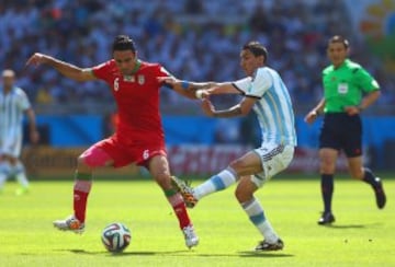 Javad Nekounam y Angel di Maria durante el partido Argentina-Irán, del Grupo F del Mundial de Fútbol de Brasil 2014, que se disputa en el Estadio Mineirão.