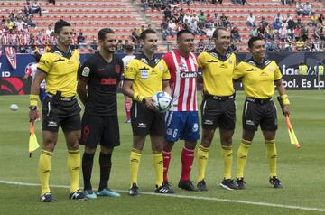 El capitán del Atlético de Madrid, Koke, y el capitán del Atlético San Luis, Noe Maya, posan con los árbitros antes del inicio del encuentro. 
 