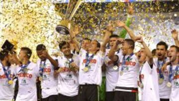 Los jugadores de M&eacute;xico celebran la Copa Oro