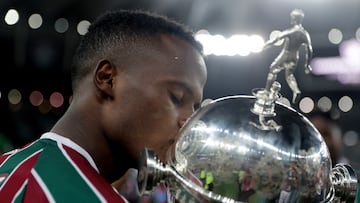 Jhon Arias con el trofeo de la Copa Libertadores ganado por Fluminense.