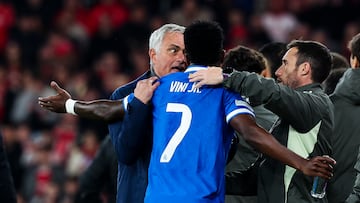 Lisbon (Portugal), 17/02/2026.- Benfica's head coach Jose Mourinho (L) speaks with Real Madrid's Vinicius Junior who walked off the pitch after dennouncing racism in the stands to the referee during the UEFA Champions League soccer match between Benfica and Real Madrid, in Lisbon, Portugal, 17 February 2026. (Liga de Campeones, Lisboa) EFE/EPA/JOSE SENA GOULAO