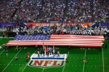 La cantante Idina Menzel cantó el himno nacional estadounidense en el estadio de la Universidads de Phoenix.