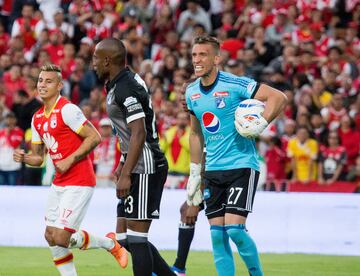 Santa Fe y Millonarios se enfrentaron en el estadio El Campín por la décima fecha de la Liga Águila II-2017, jornada de clásicos regionales en el fútbol colombiano.