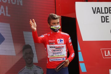 El ciclista noruego del Intermarché Odd Christian Eiking en el podio con el maillot de líder de la general.
