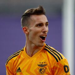 Grimaldo, opción para Xabi Alonso