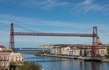 Este puente transbordador español es también conocido como Puente de Portugalete, o Puente colgante de Portugalete. Une los dos márgenes de la ría de Bilbao en Vizcaya. Fue inaugurada el 28 de julio de 1893,2​ siendo el primer puente de su tipología en el mundo. El puente tiene 61 metros de altura y 160 metros de longitud.