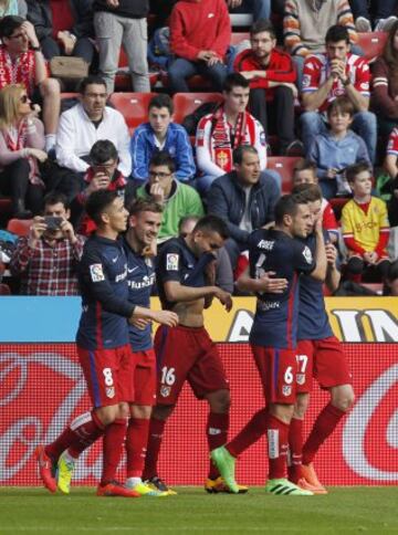 Los jugadores celebran el 0-1 de Griezmann. 