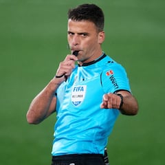 Who is Jesús Gil Manzano, the referee for Manchester City vs Bayern Munich quarterfinal first leg?
