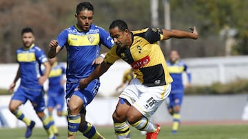 Futbol, A.C. Barnechea vs Coquimbo Unido.
Segunda fecha, campeonato ascenso 2021.
El jugador de A.C. Barnechea Franz Chultz, disputa el balón contra Jean Beasejour de Coquimbo Unido durante el partido del campeonato ascenso realizado en el