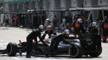 MUCHO TRABAJO POR DELANTE. En Malaisia, los dos McLaren Honda abandonaron y el equipo debe mejorar para progresar este año.