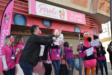 La administración de El Perolo, celebrando el quinto premio.