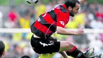 <b>POR LOS AIRES. </b>Eneko Romo pelea un balón con Rubén Sanz.