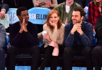 Chris Rock, Jessica Chastain y Gian Luca Passi de Preposulo disfrutaron del partido Atlanta Hawks-New York Knicks en el Madison Square Garden.