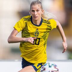 Jakobsson se luce con Suecia mientras Asllani espera