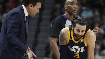 GFX19 - SALT LAKE CITY - (EE.UU.), 3/1/2018.- El entrenador Quin Snyder de Jazzda instrucciones a Ricky Rubio (d) en el partido ante Pelicans hoy, 4 de enero de 2017, en el juego de la NBA entre los Utah Jazz y los New Orleans Pelicans en el Energy Solutions Arena en Salt Lake City, Utah (EE.UU.). EFE/ GEORGE FREY