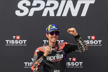 Maverick Viñales celebra su triunfo en la carrera al esprint del GP de Portugal.