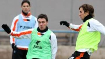 <b>PRECISO. </b>Adrián Colunga controla un balón durante la sesión.