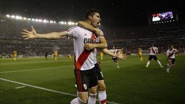 Lucas Alario celebra uno de sus goles ante Quilmes.