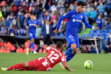 Carles Aleñá y Renan Lodi.