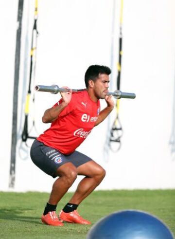 Gonzalo Espinoza hace pesas el miércoles en la práctica de la Roja en Juan Pinto Durán.